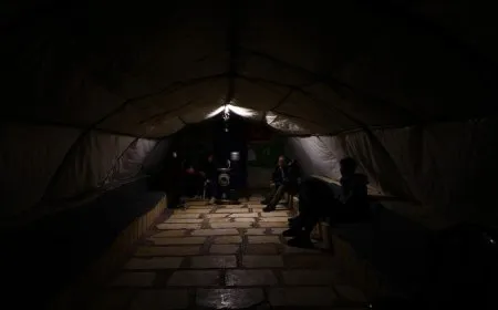 In pictures: Under the darkness of besieged Shahba, hope in the refugee camps