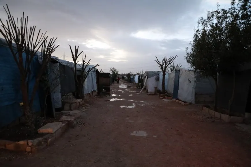 In pictures: Under the darkness of besieged Shahba, hope in the refugee camps