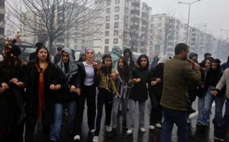 Thousands flock to Newroz celebration square in Amed