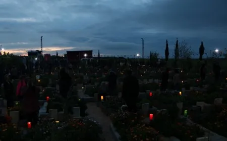 On the eve of Eid al-Fitr, candles are lit on martyrs' shrines 