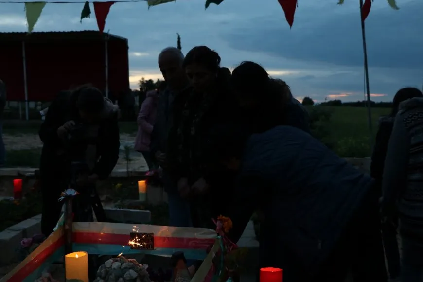 On the eve of Eid al-Fitr, candles are lit on martyrs' shrines 