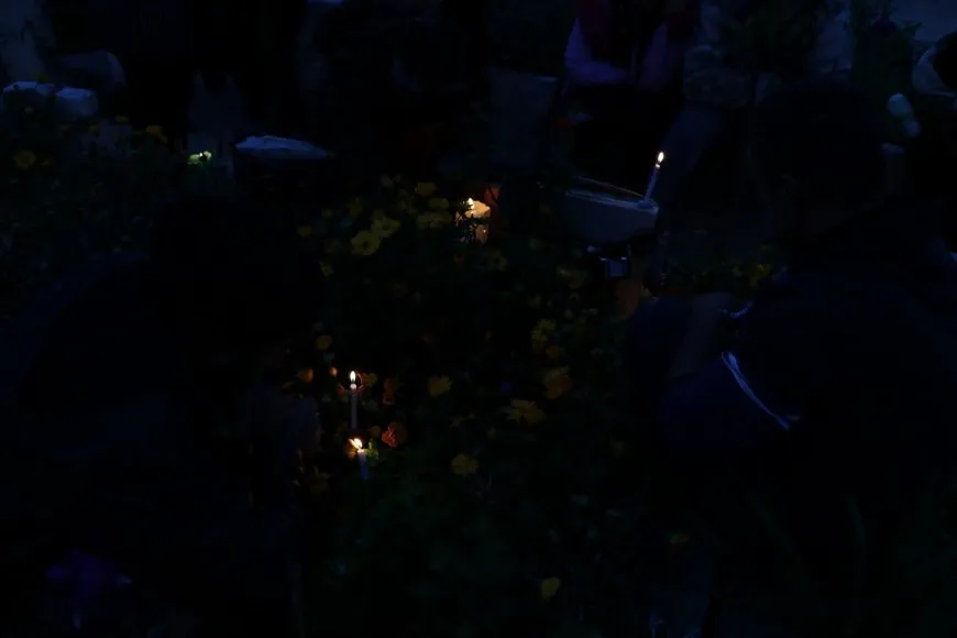 On the eve of Eid al-Fitr, candles are lit on martyrs' shrines 