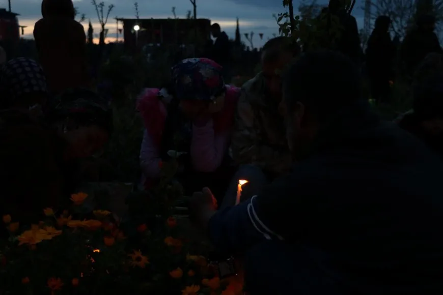 On the eve of Eid al-Fitr, candles are lit on martyrs' shrines 