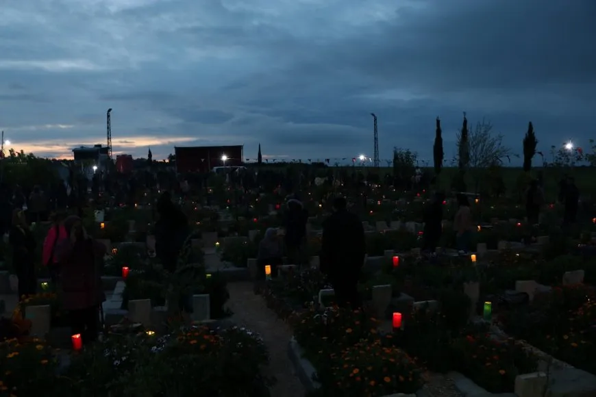 On the eve of Eid al-Fitr, candles are lit on martyrs' shrines 