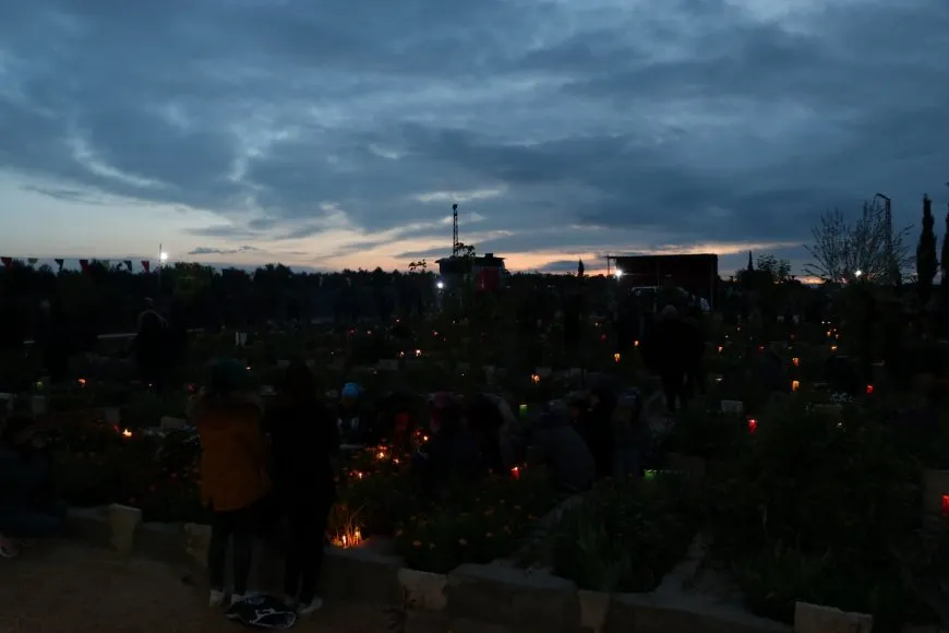 On the eve of Eid al-Fitr, candles are lit on martyrs' shrines 