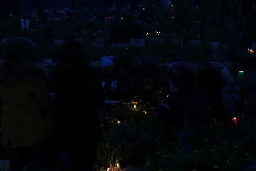 On the eve of Eid al-Fitr, candles are lit on martyrs' shrines 