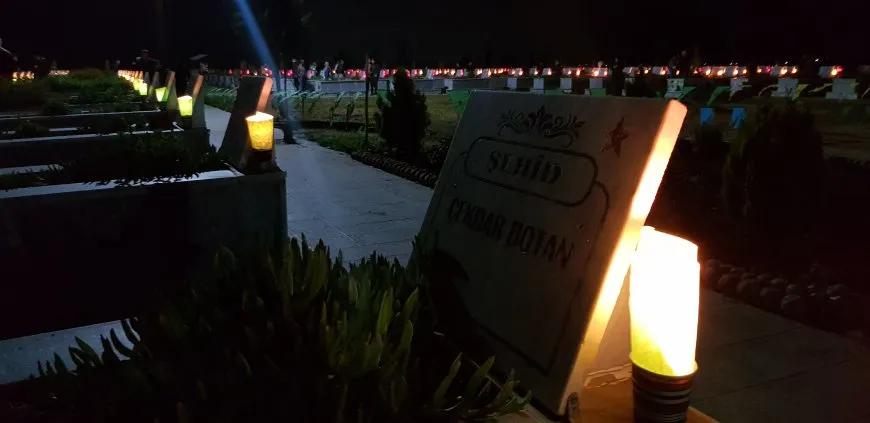 On the eve of Eid al-Fitr, candles are lit on martyrs' shrines 