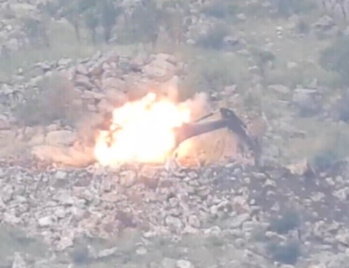 Gerîla TV releases video of blowing up Turkish bulldozer