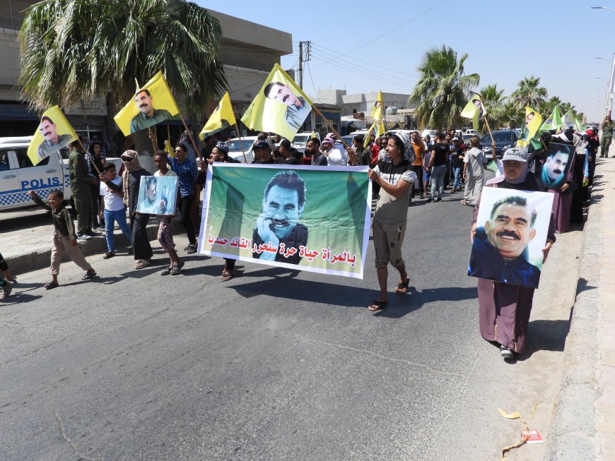 Manifestaciones en Deir ez-Zor y Tabqa por la libertad física del líder