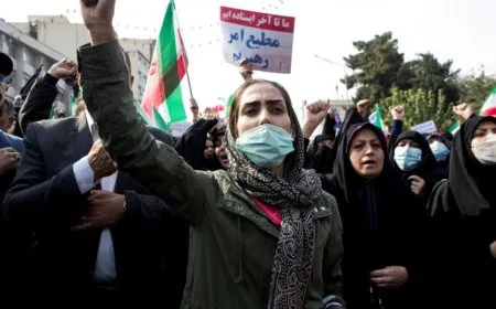 Iranian authorities arrest singer for performing without hijab