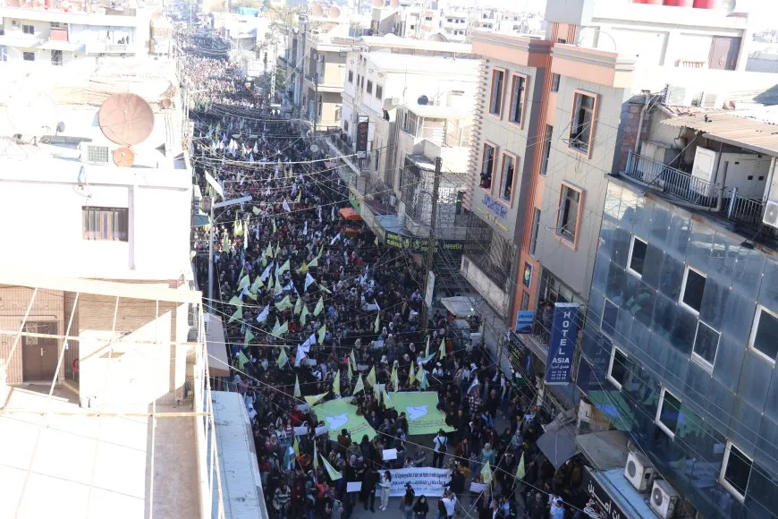 Qamishlo residents protest Turkish occupation under SDF and new Syria flags
