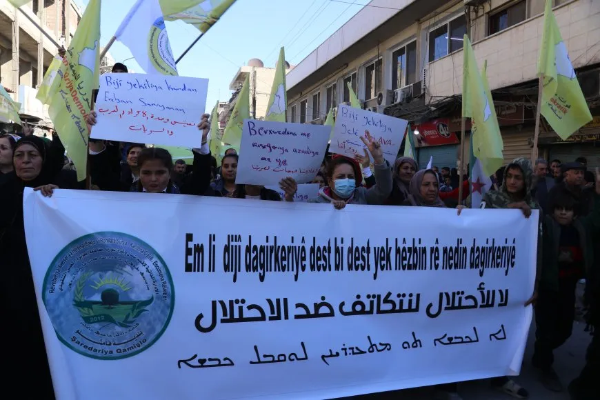 Qamishlo residents protest Turkish occupation under SDF and new Syria flags