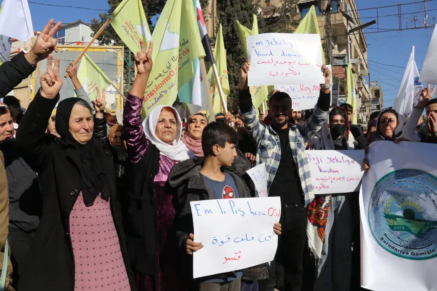 Qamishlo residents protest Turkish occupation under SDF and new Syria flags