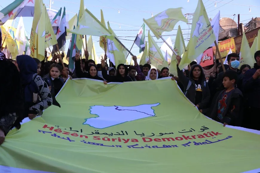 Qamishlo residents protest Turkish occupation under SDF and new Syria flags