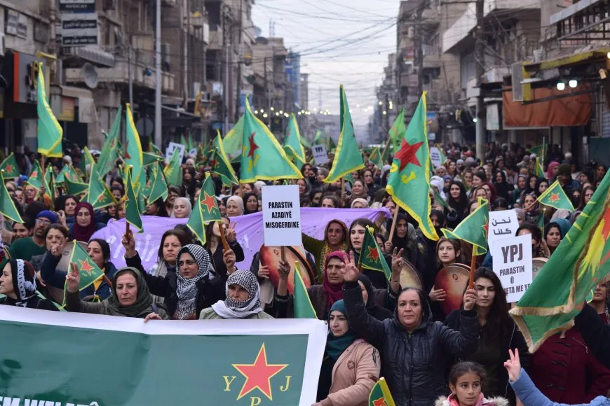 Thousands of women march in support of YPJ resistance