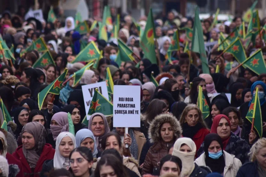 Thousands of women march in support of YPJ resistance
