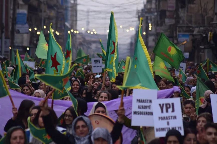 Thousands of women march in support of YPJ resistance
