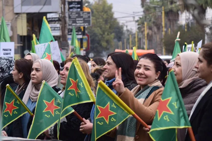 Thousands of women march in support of YPJ resistance
