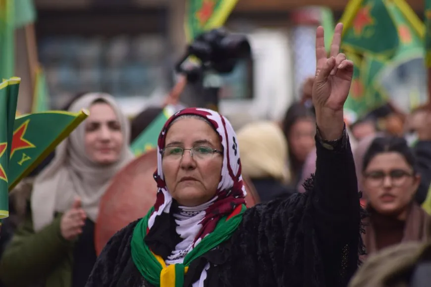 Thousands of women march in support of YPJ resistance