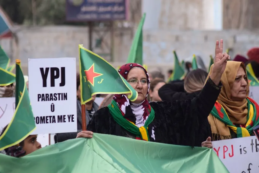 Thousands of women march in support of YPJ resistance