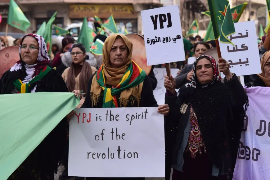 Thousands of women march in support of YPJ resistance