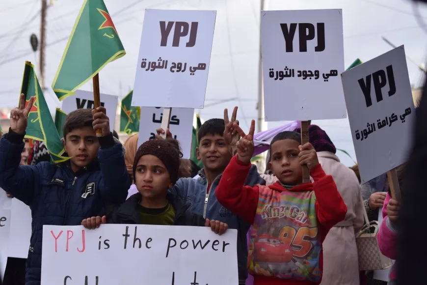 Thousands of women march in support of YPJ resistance