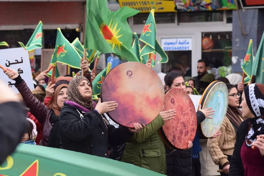 Thousands of women march in support of YPJ resistance