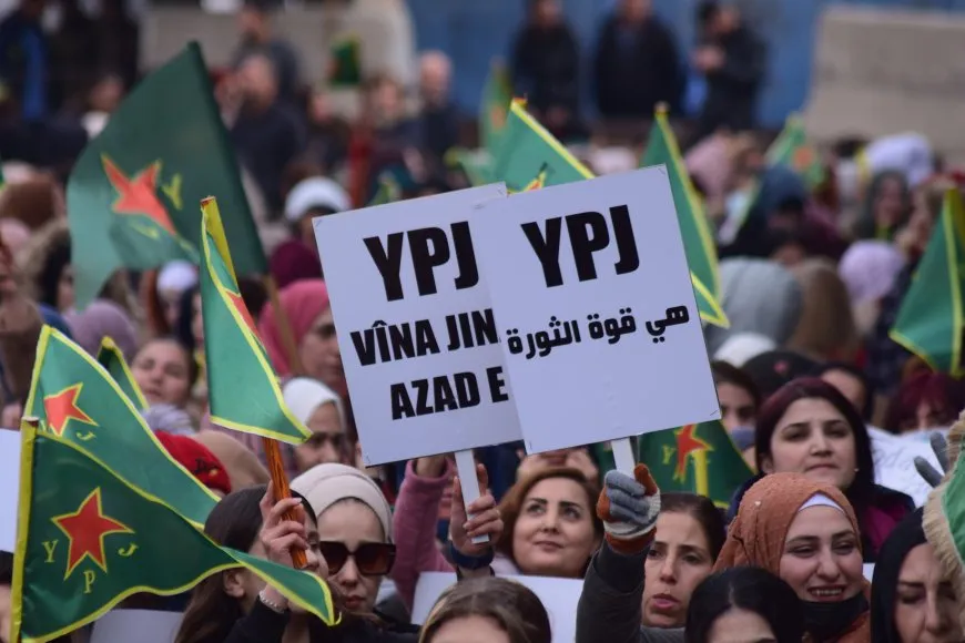 Thousands of women march in support of YPJ resistance