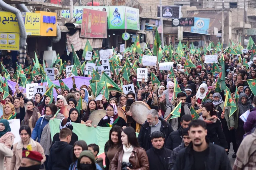 Thousands of women march in support of YPJ resistance