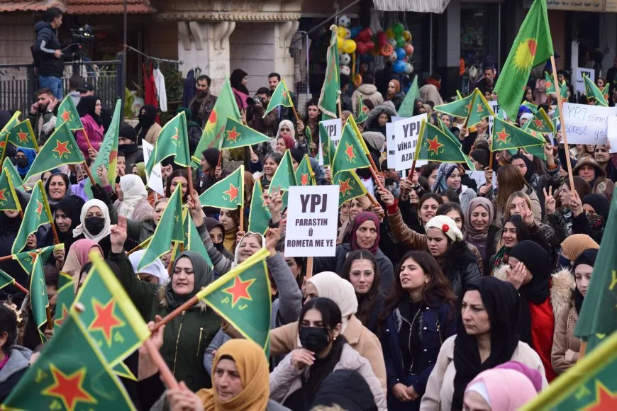 Thousands of women march in support of YPJ resistance