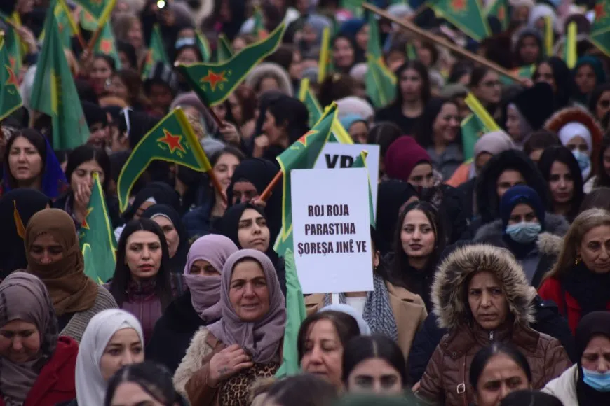 Thousands of women march in support of YPJ resistance