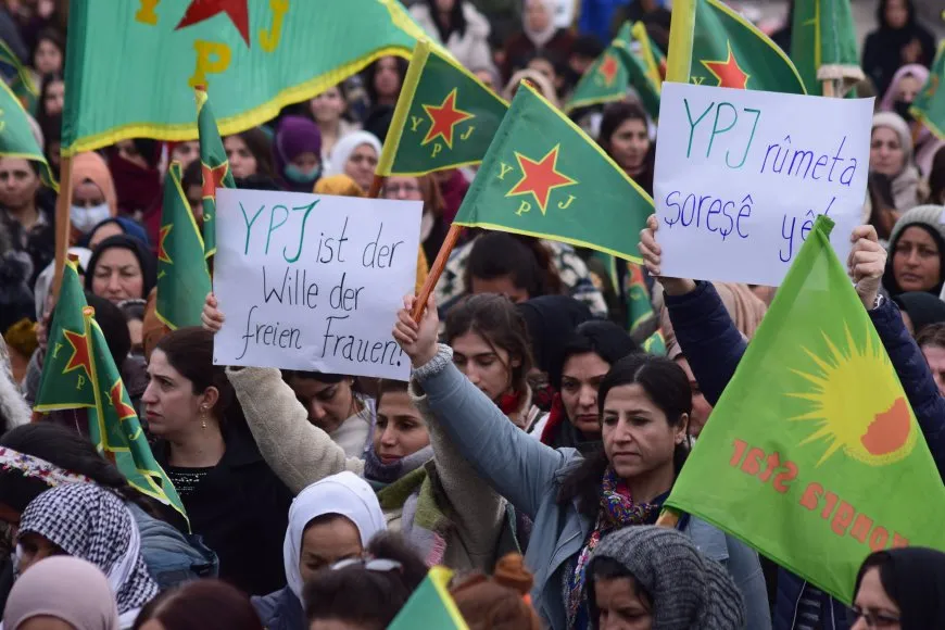 Thousands of women march in support of YPJ resistance