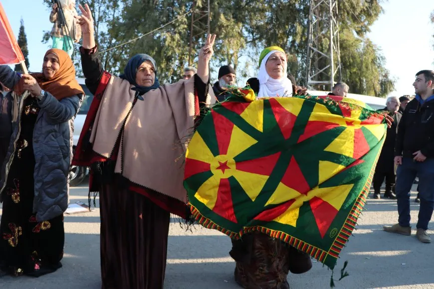 Convoy from Jazera Canton heads towards Tishrin Dam