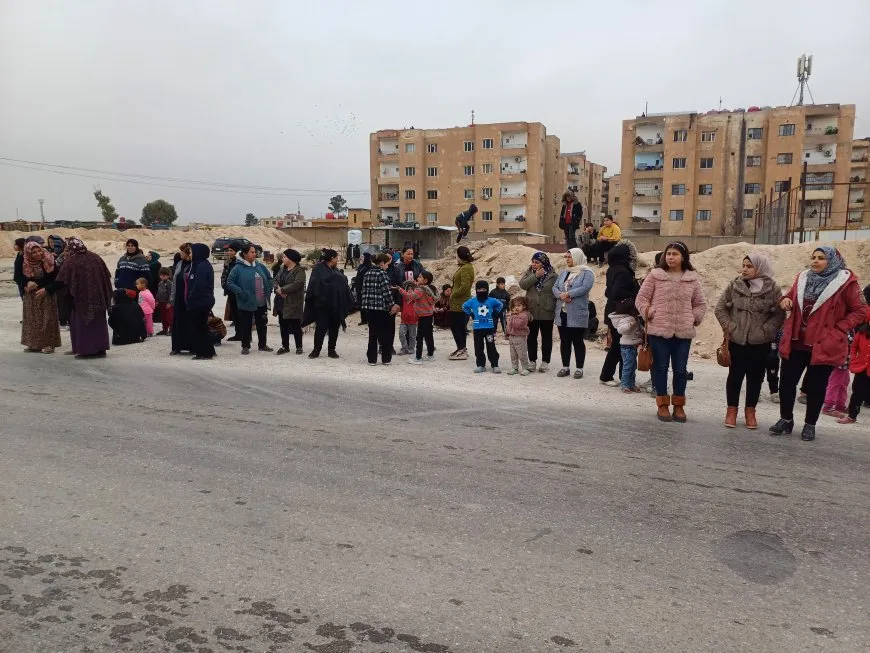 Residents welcome protesters during their return from Tishrin Dam