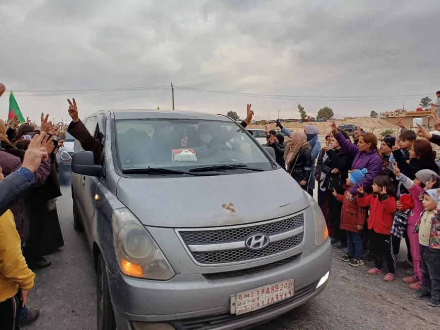 Residents welcome protesters during their return from Tishrin Dam