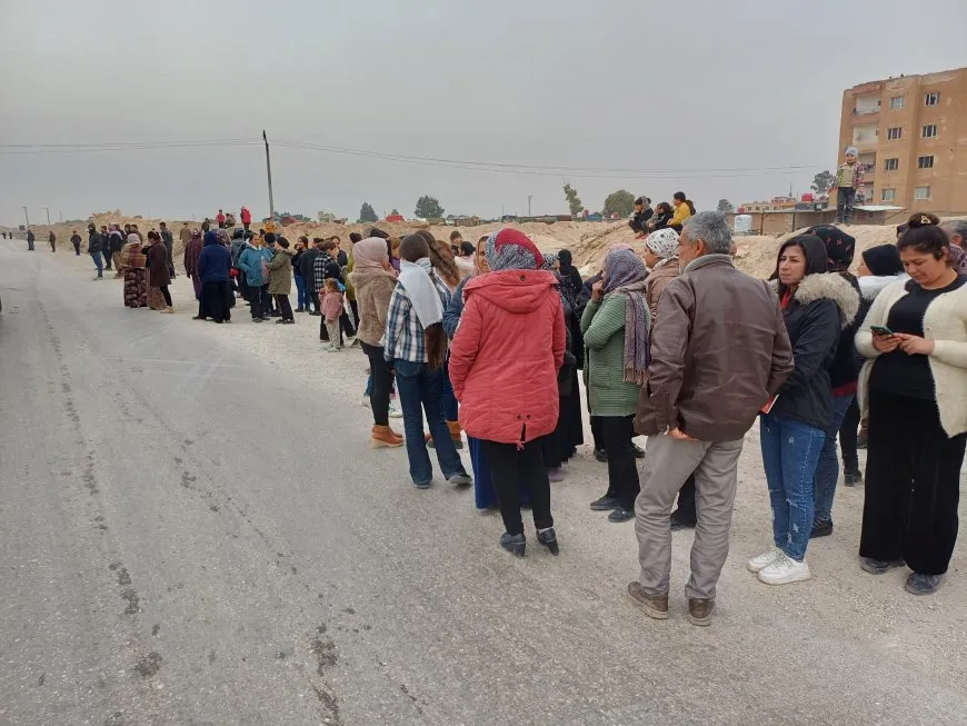 Residents welcome protesters during their return from Tishrin Dam