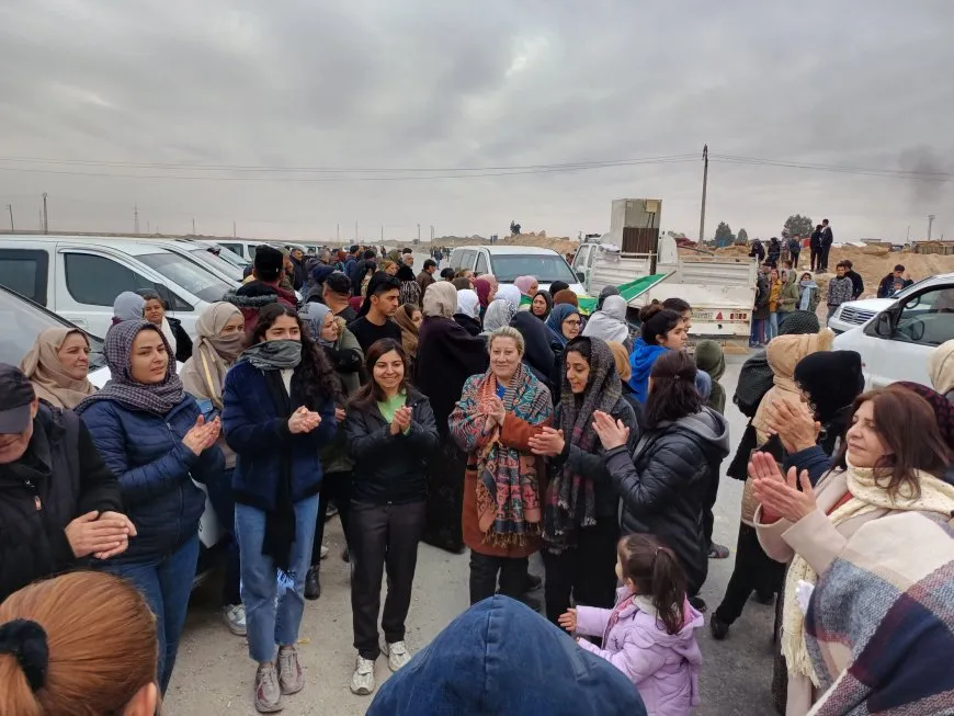 Residents welcome protesters during their return from Tishrin Dam