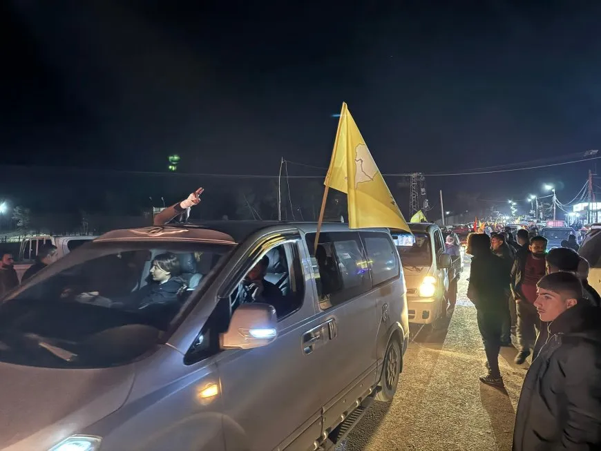 Residents welcome protesters during their return from Tishrin Dam