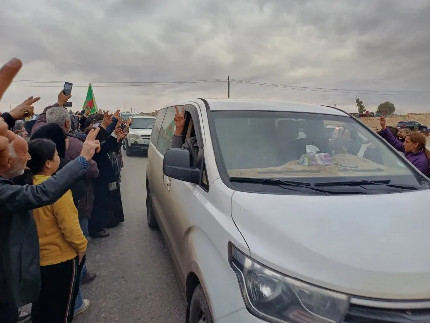 Residents welcome protesters during their return from Tishrin Dam