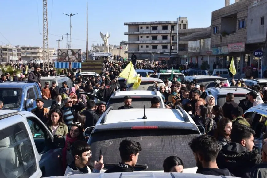 People of Kobani welcome returning protesters  from Tishrin Dam