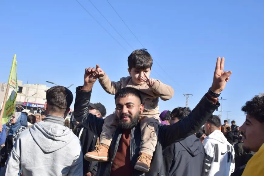 People of Kobani welcome returning protesters  from Tishrin Dam