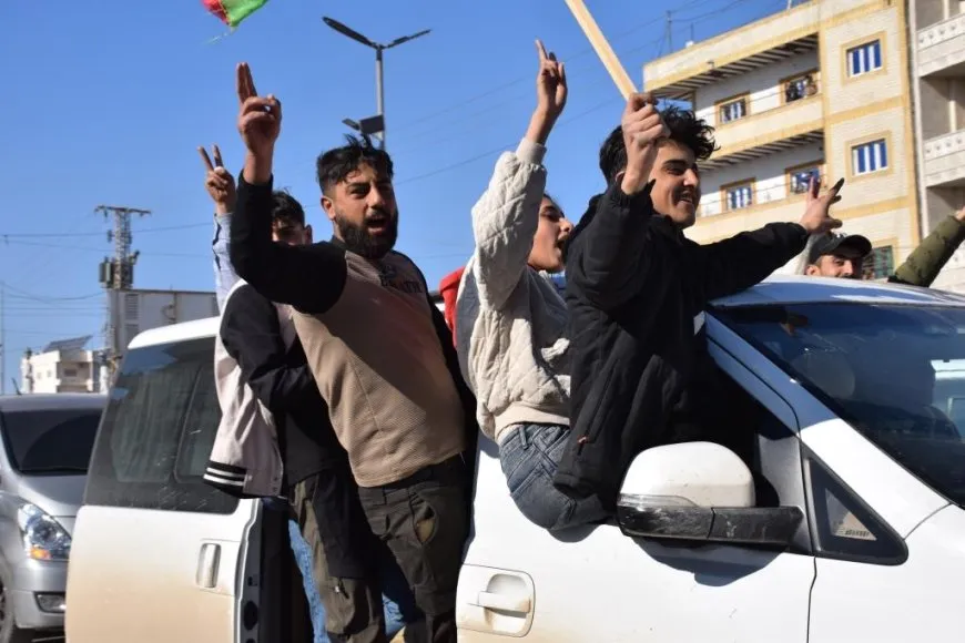 People of Kobani welcome returning protesters  from Tishrin Dam