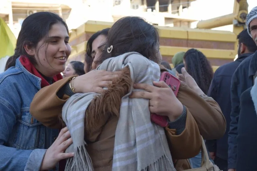 People of Kobani welcome returning protesters  from Tishrin Dam