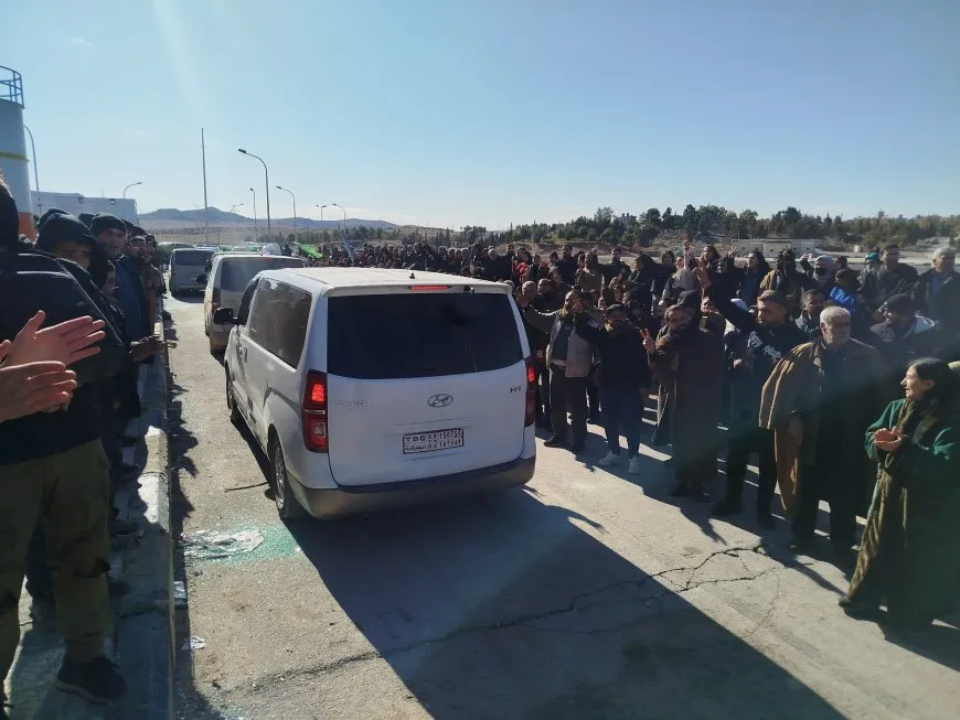 Convoy of Protesters from Tabqa, Raqqa arrives at Tishrin Dam
