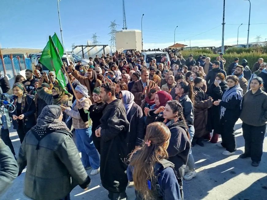 Convoy of Protesters from Tabqa, Raqqa arrives at Tishrin Dam