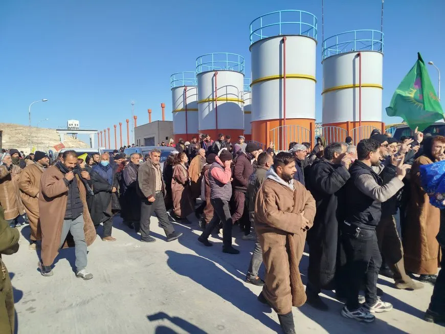 Convoy of Protesters from Tabqa, Raqqa arrives at Tishrin Dam
