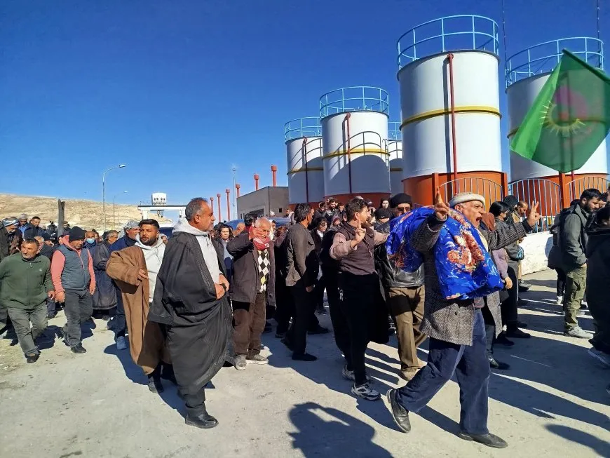 Convoy of Protesters from Tabqa, Raqqa arrives at Tishrin Dam