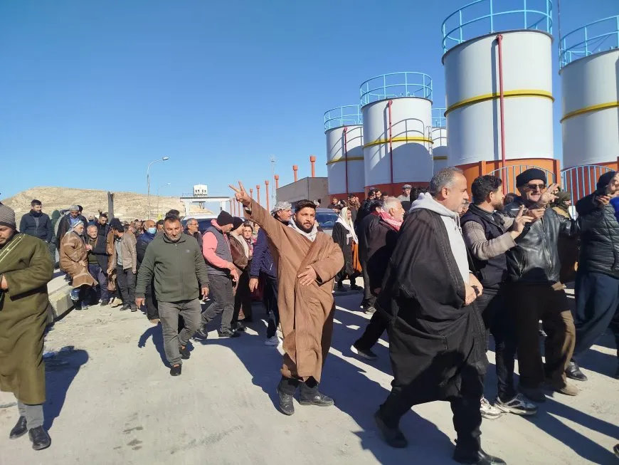 Convoy of Protesters from Tabqa, Raqqa arrives at Tishrin Dam