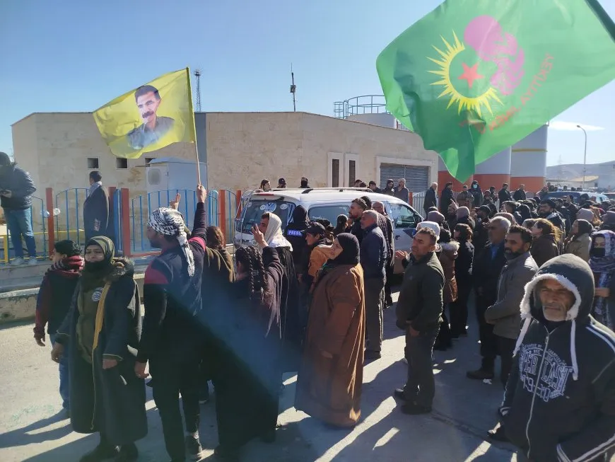 Convoy of Protesters from Tabqa, Raqqa arrives at Tishrin Dam