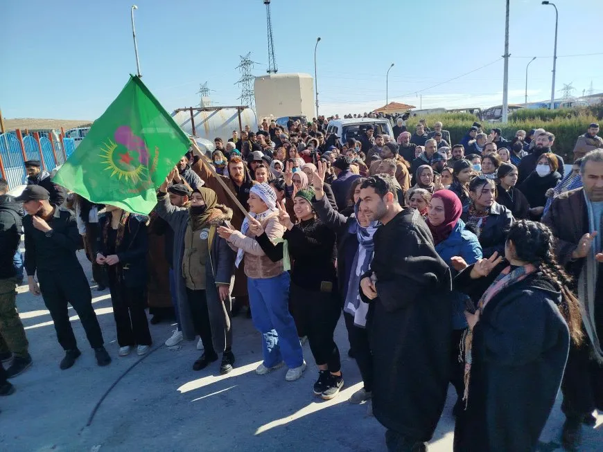 Convoy of Protesters from Tabqa, Raqqa arrives at Tishrin Dam